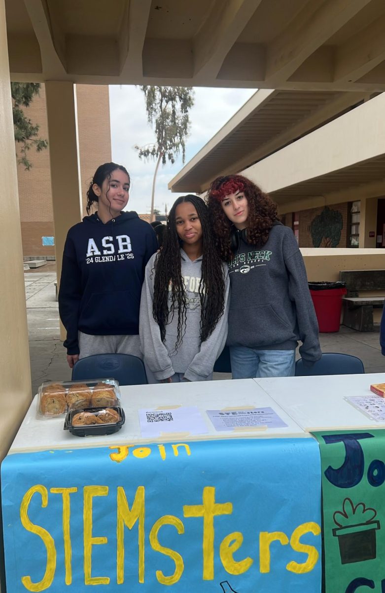 Angelina Mourtada (left) and her STEMsters Cub cabinet members at Club Rush 2 in January