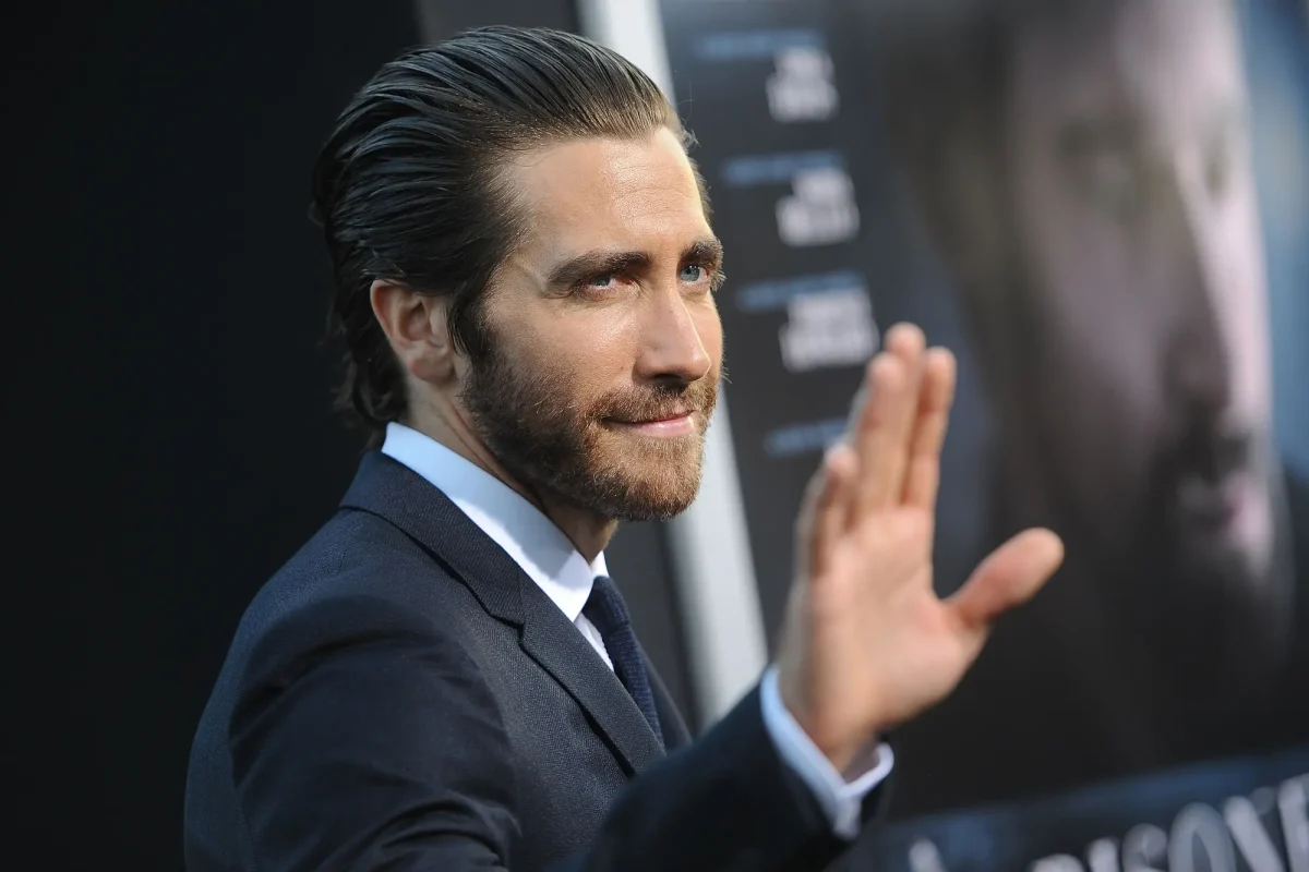Jake Gyllenhaal loves to give high fives.